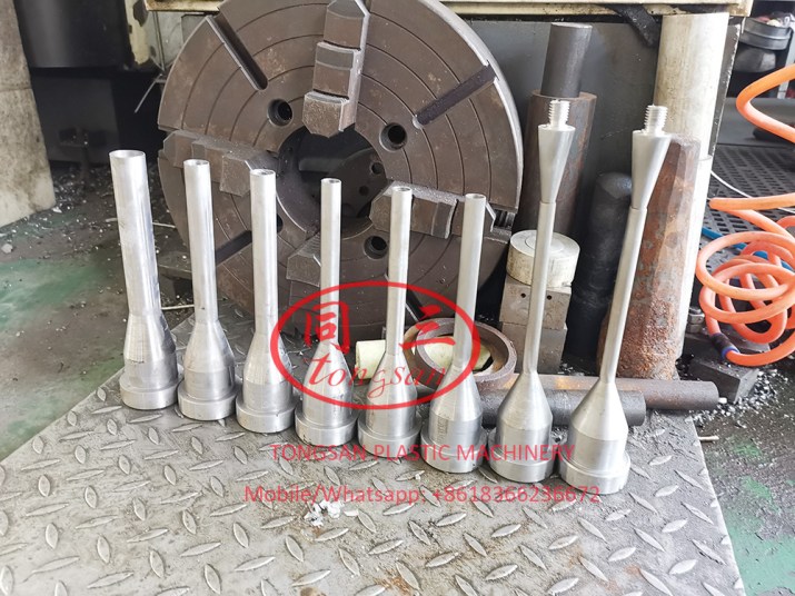 single wall corrugated pipe die head and core bar