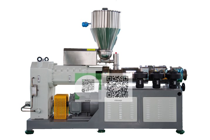 Extrudeuse de profilés en PVC