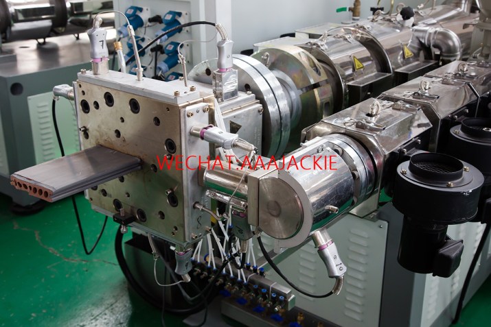 Máy sản xuất sàn gỗ nhựa composite
