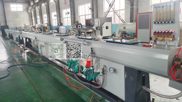 Machine d'extrusion de tuyaux en plastique