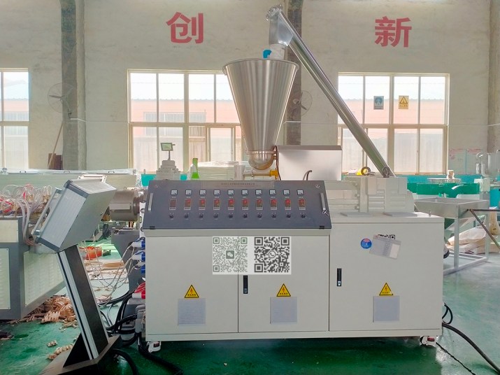 WPC wall panel extruder