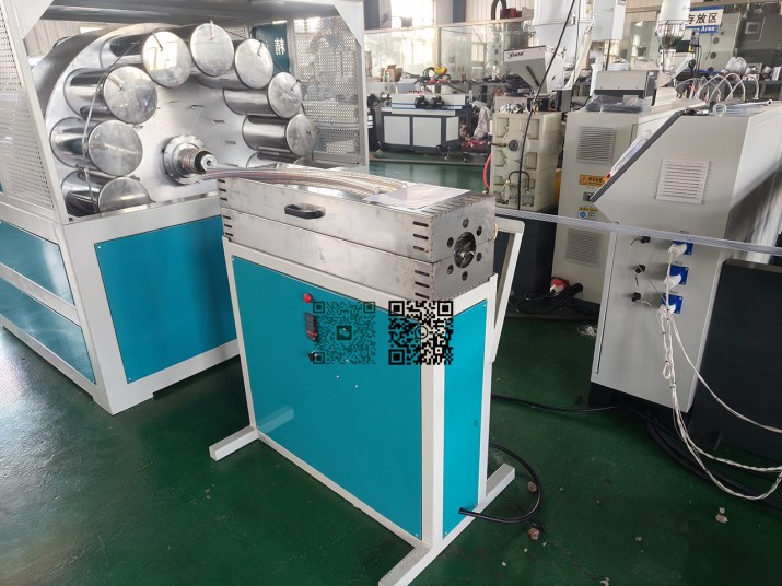 Machine de fabrication de tuyaux tressés transparents en PVC