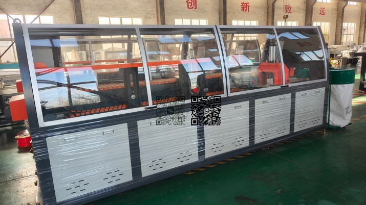 Machine de production de profilés de fenêtres en PVC