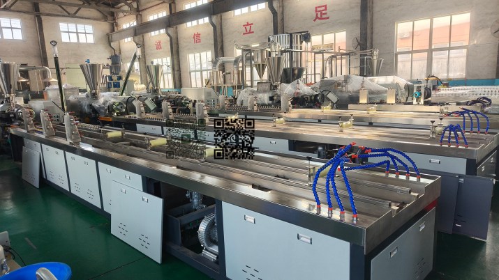 Extrudeuse de profilés en PVC