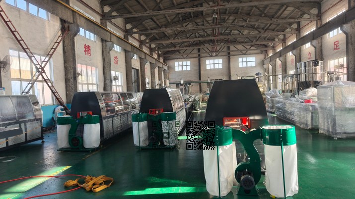 Machine de production de profilés en PVC