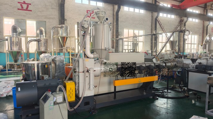 Extrudeuse de tuyaux en plastique