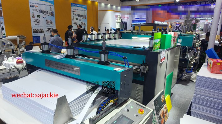 Máquina para fabricar láminas de plástico corrugado