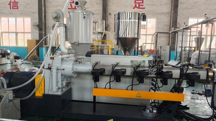 plastic lumber extruder