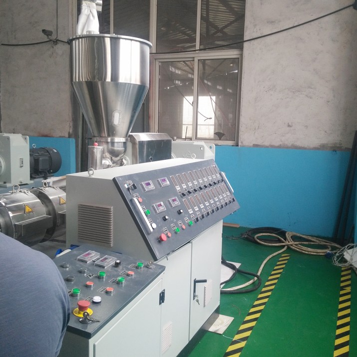 PVC wall panel extruder