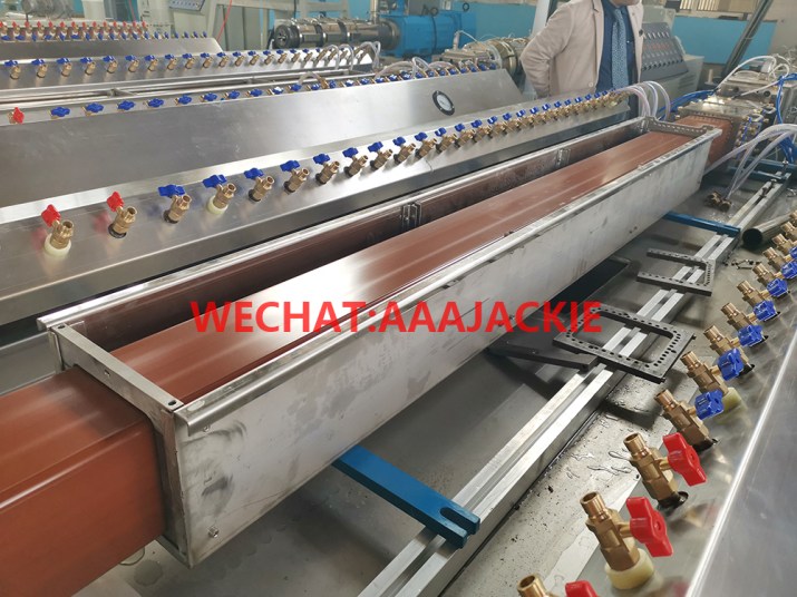 Máy sản xuất hàng rào bằng  lan can WPC