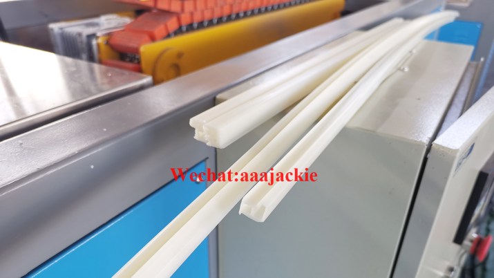 Ligne d'extrusion de profilés ABS