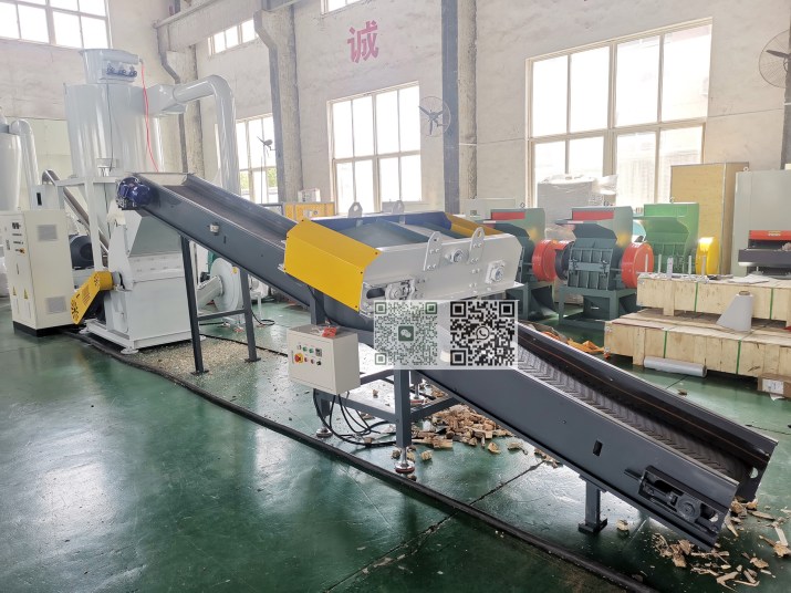 Wood powder making machine